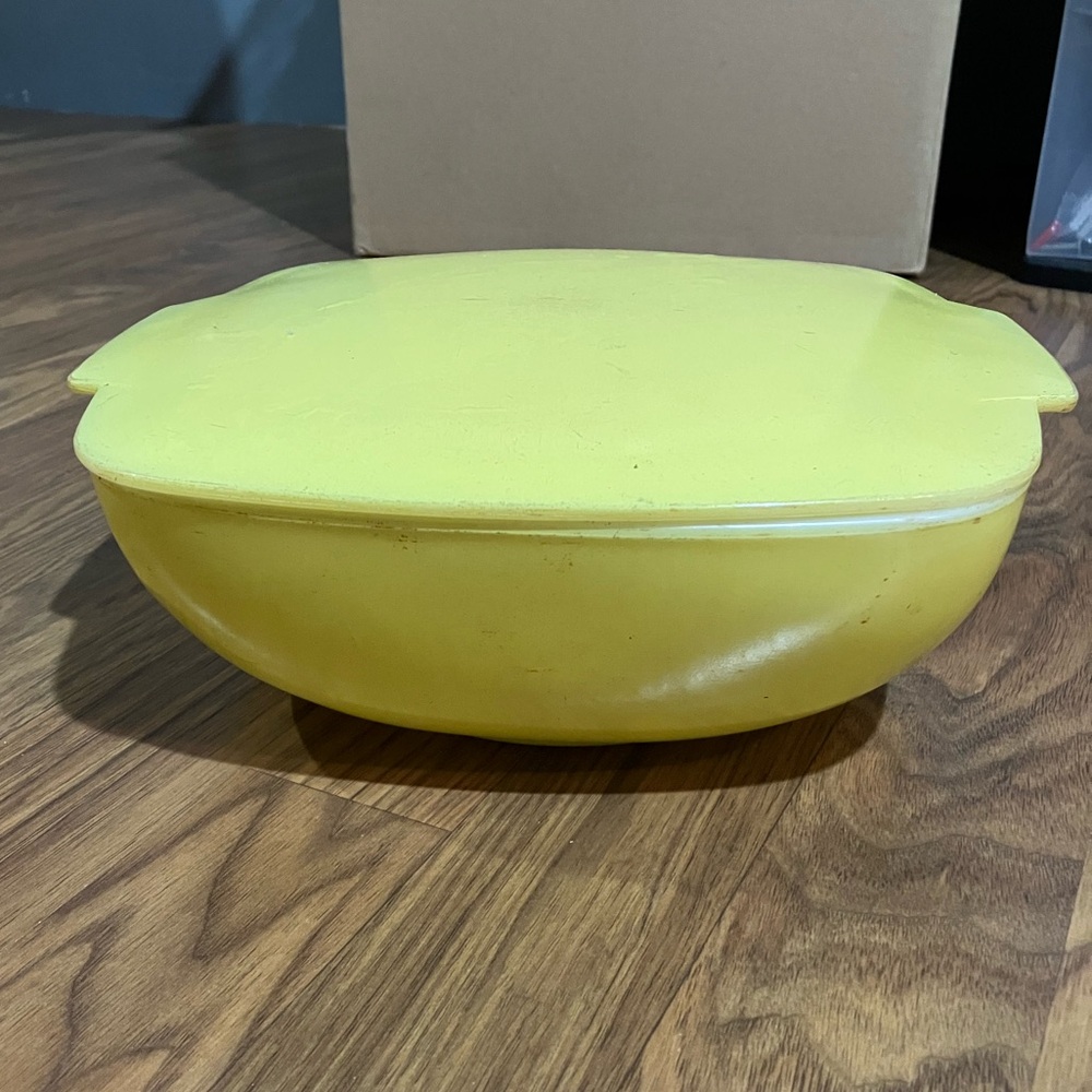 PYREX hostess casserole dish with lid. 2.5 QT